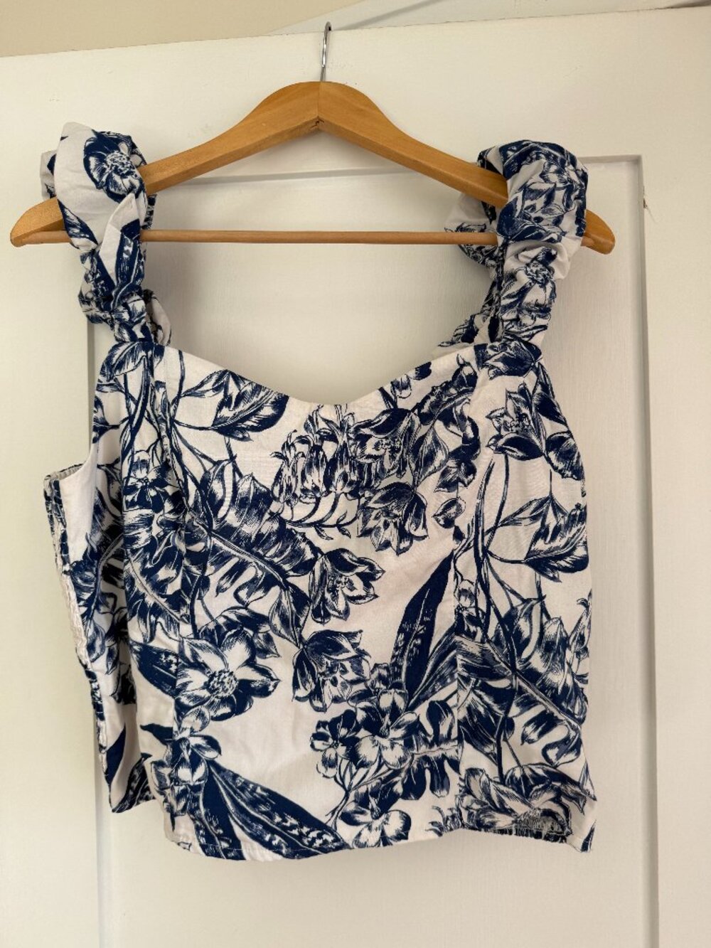 Abercrombie & Fitch Blue & White Floral Smocked Crop Top – Large